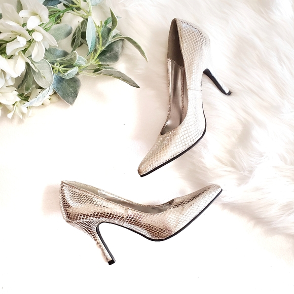 RAMPAGE Silver Classic Pump "Nicki" Sz 6 Excellent - Picture 1 of 14